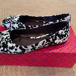 Tory Burch Black and White Flats with Abstract Pattern